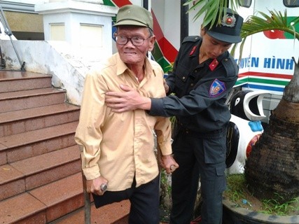 Từ mờ sáng, ông ông Đào Minh Tâm (72 tuổi, trú tại xã Bảo Ninh, TP Đồng Hới), nguyên là lính sư đoàn 304, đã đội mưa đến chờ bên ngoài để được vào viếng Đại tướng.